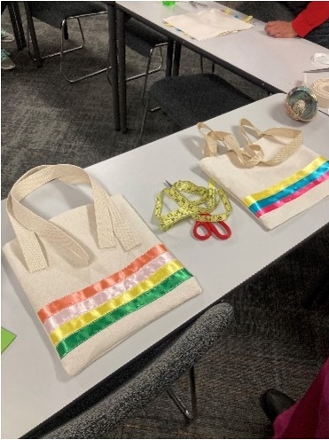 A ribbon tote bag created during the Reaching Out to Relatives support group (Photo credit: UICSL).